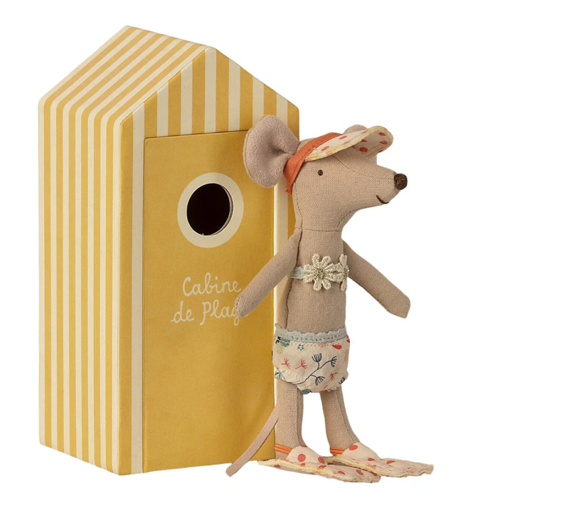 Beach Mice, Big Sister in Cabin de Plage - french.us